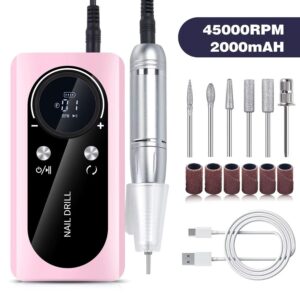 Ponceuse à ongles électrique professionnelle 45000 tr/min (RPM) de couleur rose avec son stylo et le lot complet d'embouts de manucure et pédicure présentés à côté