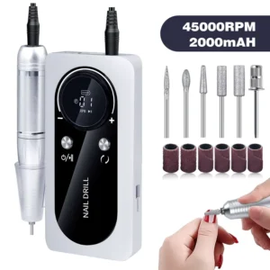 Ponceuse à ongles électrique professionnelle 45000 tr/min (RPM) de couleur blanc avec son stylo et le lot complet d'embouts de manucure et pédicure présentés à côté.