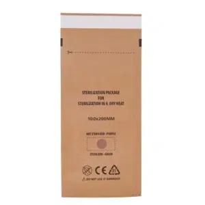 Vue rapprochée de sachets de stérilisation papier médical, format 100 x 200 mm, pour la désinfection d'outils de manucure.