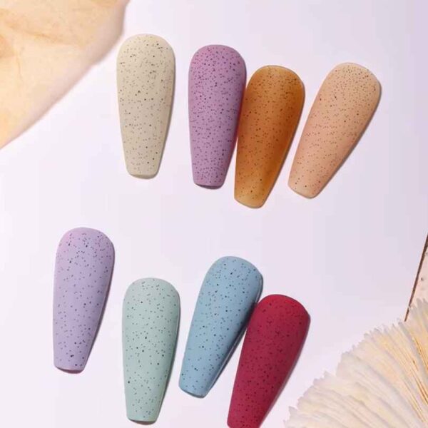 Ongles décorés avec top coat sugar pour une finition granulée