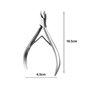 Détail du bec de la pince à envies argentée, lame fine et affûtée pour un retrait précis des peaux mortes du contour de l'ongle