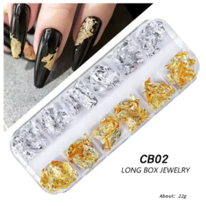 Boîtier rectangulaire Long Box Jewelry référence CB02 contenant 12 compartiments de flocons d'or et d'argent chromés en aluminium pour Nail Art, posés en touches abstraites sur une manucure noire brillante, Cosminty La Réunion.