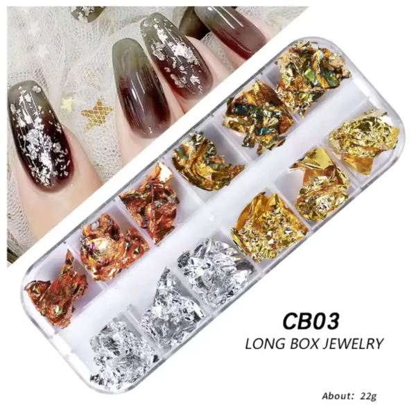 Palette rectangulaire Long Box Jewelry CB03 contenant 12 compartiments assortis de flocons d'or, d'argent, de bronze et de cuivre en aluminium pour Nail Art, à côté d'une manucure marbrée noire et translucide décorée d'éclats argentés, Cosminty La Réunion.