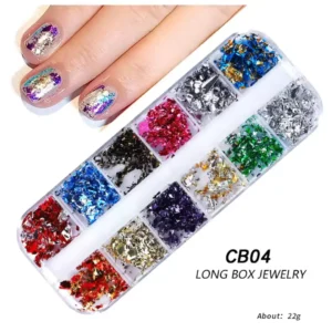 Boîtier rectangulaire Long Box Jewelry CB04 contenant 12 compartiments de flocons d'aluminium chromés multicolores pour Nail Art avec du bleu, vert, fuchsia, rouge et argent, à côté de doigts arborant une manucure métallique texturée, Cosminty La Réunion.