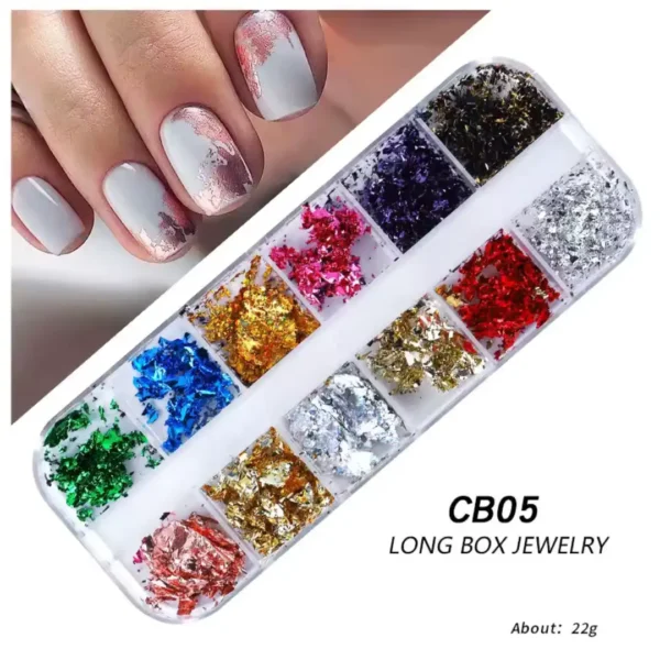 CB05_resultat Boîtier rectangulaire Long Box Jewelry CB05 contenant 12 compartiments de flocons d'aluminium pour Nail Art avec de l'or rose, de l'or, de l'argent et des teintes vives, à côté d'une manucure blanche laiteuse décorée d'éclats d'or rose métallisés, Cosminty La Réunion.
