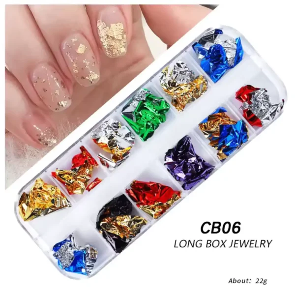 CB06_resultat Boîtier rectangulaire Long Box Jewelry CB06 contenant 12 compartiments de flocons d'aluminium pour Nail Art mixant teintes pures et éclats bicolores, positionné à côté d'une main affichant une manucure nude parsemée de délicates feuilles d'or, Cosminty La Réunion.
