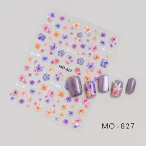 Planche de stickers Nail Art aux motifs de petites fleurs violettes, mauves et orange abricot avec écritures blanches poétiques référence MO-827, présentée à côté de capsules d'ongles violettes effet œil de chat et décors floraux encastrés, Cosminty La Réunion.
