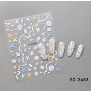 Planche de stickers Nail Art en relief avec motifs de coquillages, étoiles de mer pastel lilas, bleu et pêche référence SD-2463, présentée à côté de capsules d'ongles blanches laiteuses ornées de textures marines et de perles, Cosminty La Réunion.