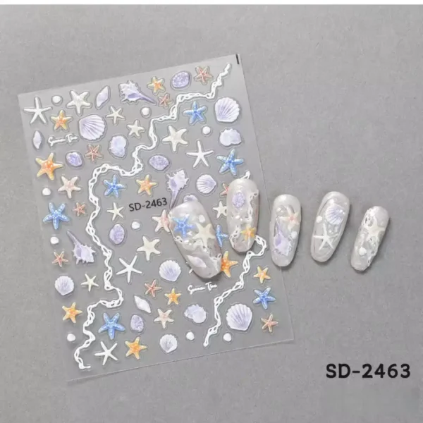Planche de stickers Nail Art en relief avec motifs de coquillages, étoiles de mer pastel lilas, bleu et pêche référence SD-2463, présentée à côté de capsules d'ongles blanches laiteuses ornées de textures marines et de perles, Cosminty La Réunion.