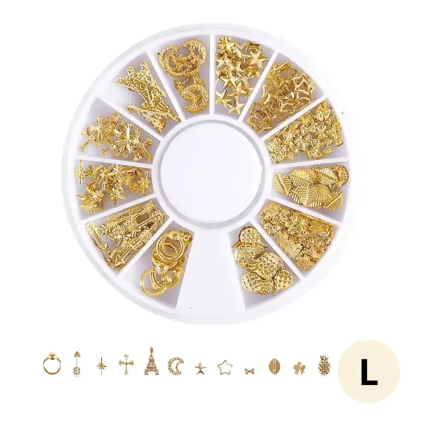 ZP-01_resultat Carrousel rotatif transparent contenant un assortiment de bijoux et charmes métalliques dorés en relief pour le nail art et la décoration d'ongles professionnels, Cosminty La Réunion.