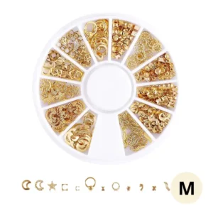 Carrousel rotatif transparent contenant un assortiment de bijoux et charmes métalliques dorés en relief pour le nail art et la décoration d'ongles professionnels, Cosminty La Réunion.