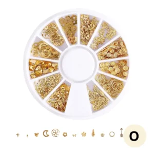 Carrousel rotatif transparent contenant un assortiment de bijoux et charmes métalliques dorés en relief pour le nail art et la décoration d'ongles professionnels, Cosminty La Réunion.