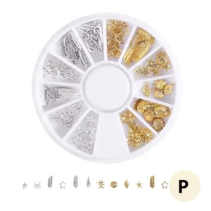 Carrousel rotatif transparent contenant un assortiment de bijoux et charmes métalliques dorés en relief pour le nail art et la décoration d'ongles professionnels, Cosminty La Réunion.