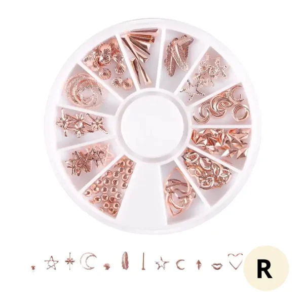 ZP-09_resultat Carrousel rotatif transparent contenant un assortiment de bijoux et charmes métalliques dorés en relief pour le nail art et la décoration d'ongles professionnels, Cosminty La Réunion.