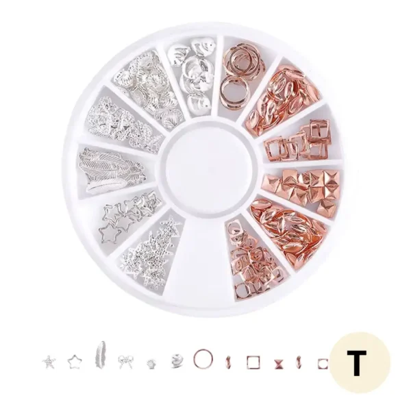 ZP-11_resultat Carrousel rotatif transparent contenant un assortiment de bijoux et charmes métalliques dorés en relief pour le nail art et la décoration d'ongles professionnels, Cosminty La Réunion.