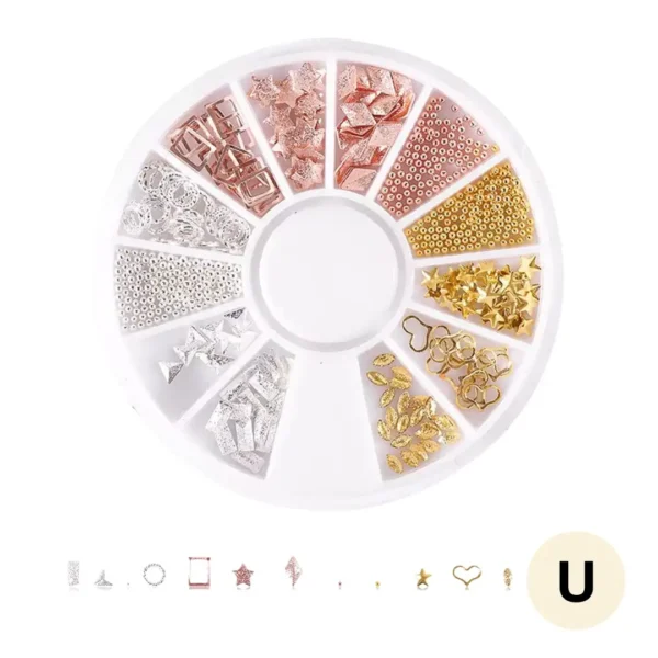 ZP-12_resultat Carrousel rotatif transparent contenant un assortiment de bijoux et charmes métalliques dorés en relief pour le nail art et la décoration d'ongles professionnels, Cosminty La Réunion.