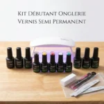 Kit débutant professionnel pour ongles comprenant une mini lampe LED SUN, 5 flacons de vernis semi-permanent (noir, blanc, jaune, rouge, vert bleu), bases, top coats, primer, PH bond, limes à ongles, buffer et repousse cuticule, sur fond en bois, Cosminty Réunion