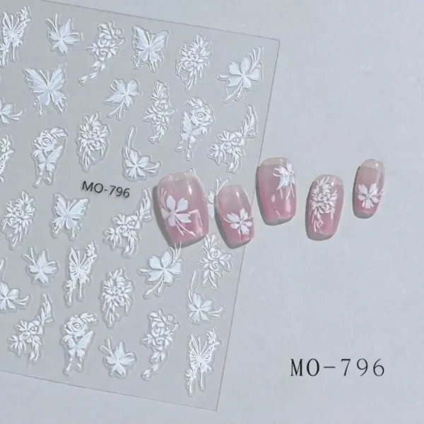 4_resultat Planche de stickers autocollants 5D relief blanc fleurs et papillons MO-796 avec démonstration sur capsules nude babyboomer, Cosminty matériel onglerie La Réunion 974.