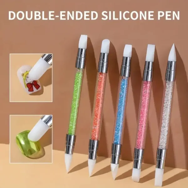 Jting (1080 x 1080 px) (37)_resultat Pinceaux en silicone double embouts biseauté et pointu avec manches transparents remplis de strass de couleur, démonstration pose stickers et effets chromés, Cosminty matériel onglerie La Réunion 974.