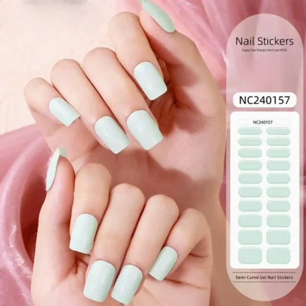 NC240157_resultat Semi cured gel nail wraps bandes de gel UV pour mains couleur vert d'eau menthe pastel uni réf NC240157, Cosminty matériel onglerie La Réunion 974.