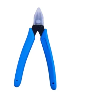 Pince coupante retire strass et bijoux d'ongles manche bleu avec capuchon de protection transparent, Cosminty matériel onglerie La Réunion 974.